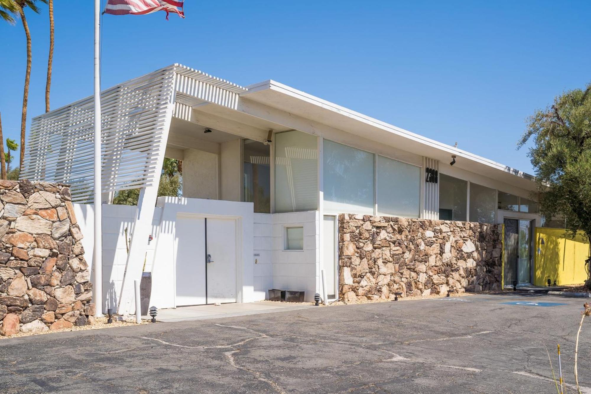 Hotel Monkey Tree By Avantstay Stylish In W Pool Palm Springs